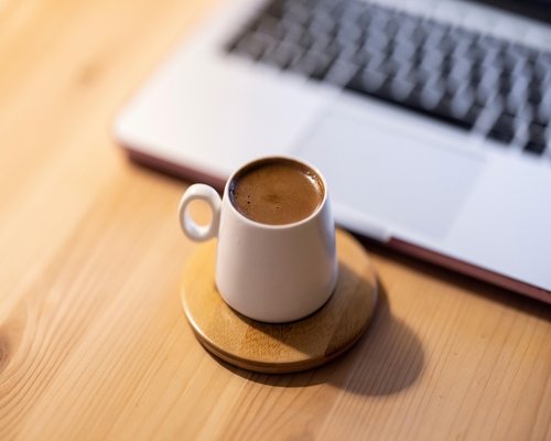 Seseorang menikmati kopi dan udara segar pagi hari